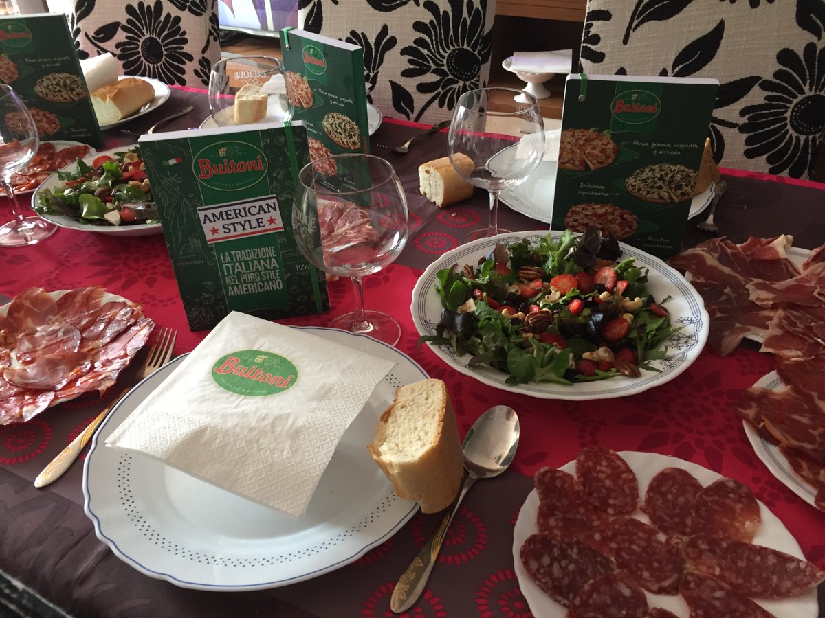 LoReNNa_BF's tweet photo. Todo un éxito la fiesta con las nuevas variedades de pizzas #BUITONI American Style. Decoración lista, entrantes preparados, libretas regalos en su sitio y horno calentito listo para hornear!! #SiHayFiestaHayBuitoni https://t.co/MvgP7FiyZb