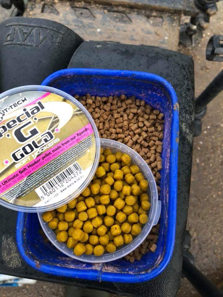 BaitTech's tweet photo. Bait-Tech's Mark Malin was 3rd at Manor Farm over the weekend. Mark caught 63lbs on the long and short pole with the new Special G Gold Soft Hooker pellets over 4mm feed pellets including carp to 20lb! 

#TeamBaitTech #Fishing #SpecialG https://t.co/Hvf510OWbA