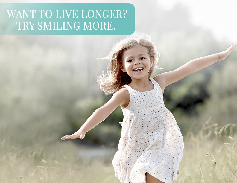 Девочка улыбается. Маленькая девочка с кроликом. Лето дети. Радостная маленькая девочка. Счастливые лица детей.