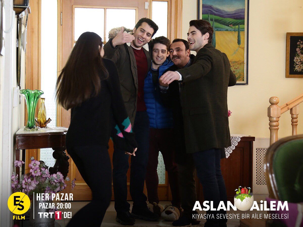 AslanAilem's tweet photo. Bu zor günlerde Aslan biraderlerin en büyük yardımcısı Burcu!👊🏻
#AslanAilem https://t.co/Lv1nIlT4Oi