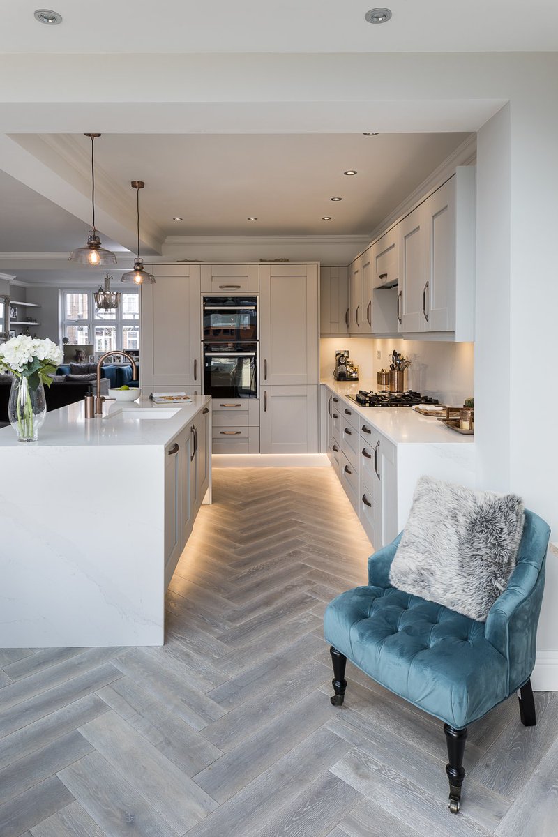 LochAnnaKitchen's tweet photo. How fantastic does our Grained Shaker Dove Grey look in this kitchen recently completed by @sheratoninterio . The antique copper style handles set off the door perfectly and create a lovely rich finish 😍
#kitcheninspo #realkitchens #kitchenstyle #kitchenideas #dovegreykitchen https://t.co/aH2q2ema6y