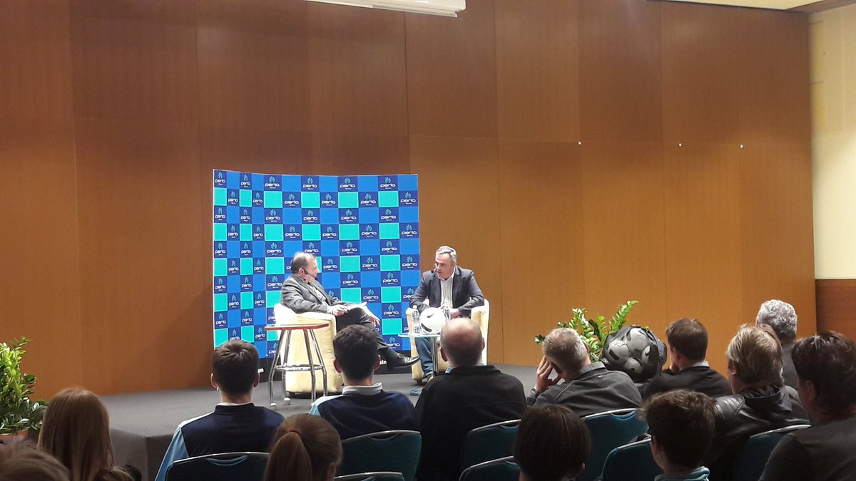 V Perli gostimo novega selektorja nogometne reprezentance Tomaža Kavčiča. Tam kjer se počutim dobro, tam sem doma. Kuham pa ne, samo špagete s tuno. To prepuščam soimenjaku. #kavcic #nzs #nogomet #novagorica #reprezentanca #hitcasinos #perla