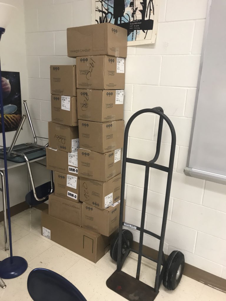 2019PHSstuco's tweet image. I’m very happy to announce that we (the class of 2019) sold over $800 worth of yankee candles!! Super proud of everyone that helped out #TitanPride @YankeeCandleEu