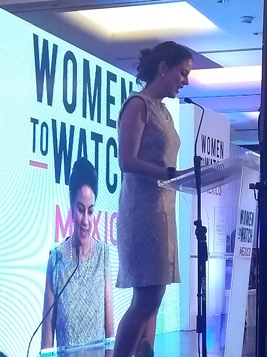 LideresMexicano's tweet photo. Capela Barros de Procter &amp; Gamble recibe el reconocimiento Women to Watch, agradece a su abuela -que no terminó sus estudios- y a su mamá, la primera mujer en su familia en terminar una carrera. "Soy bendecida", repite en su discurso. https://t.co/Ic3Beo2asD