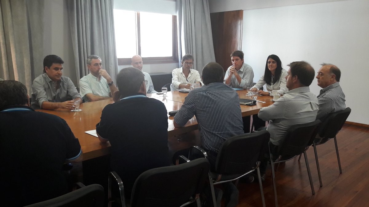 GusLeone's tweet image. 💡Según acordamos en la reunión anterior, desde @MuniRosario continuamos trabajando con representantes de la UOM y empresarios del rubro para que empresas locales puedan sumarse a las licitaciones de renovación de luces led. Queremos cuidar el empleo rosarino #CompreLocal