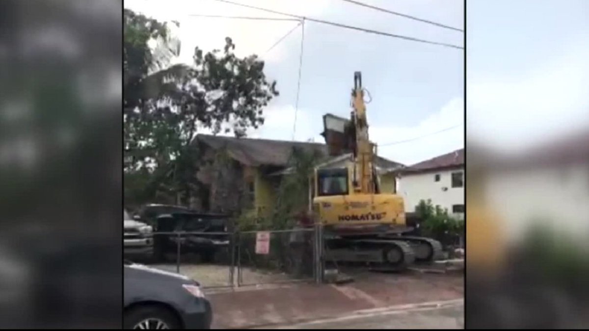 Workers demolish known drug house in Miami's Little Havana bit.ly/2tFd6Ln https://t.co/jen0TScZ7s