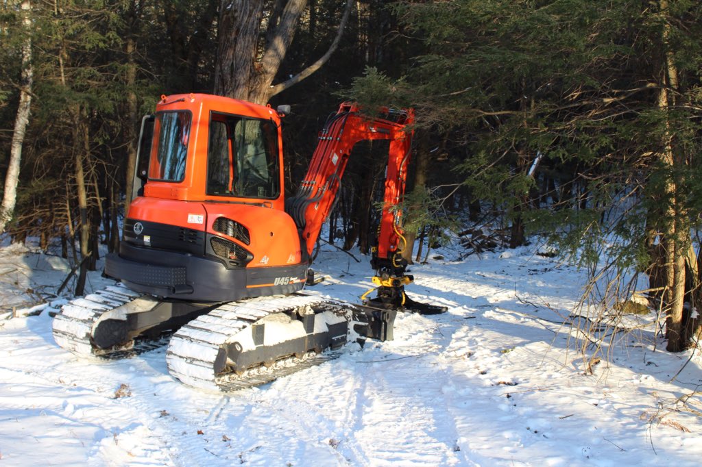 TerrainMulti's tweet image. Returning to work started earlier this winter maintaining an overgrown access road 👍😎 #kubota #engcon #treeshear #lgpforestry