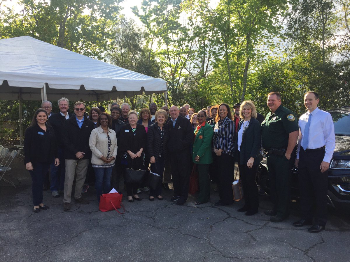 ElderCareBB's tweet photo. Thankful for these community leaders who brave cold Florida mornings to deliver hot meals to local seniors!
#BWDM18 https://t.co/O7I1y4zY1Y