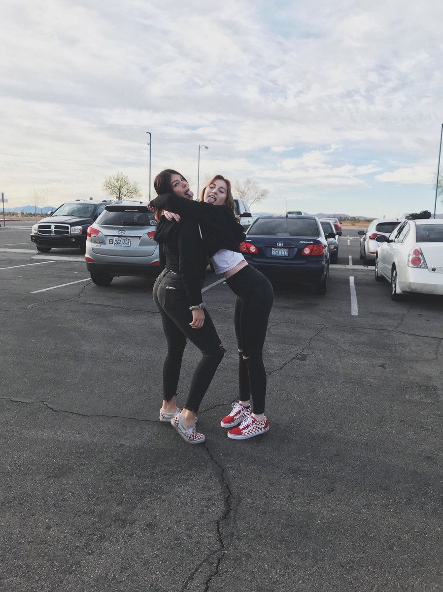 kenzieeelin16's tweet image. #twinday #springweek ❤️😝
