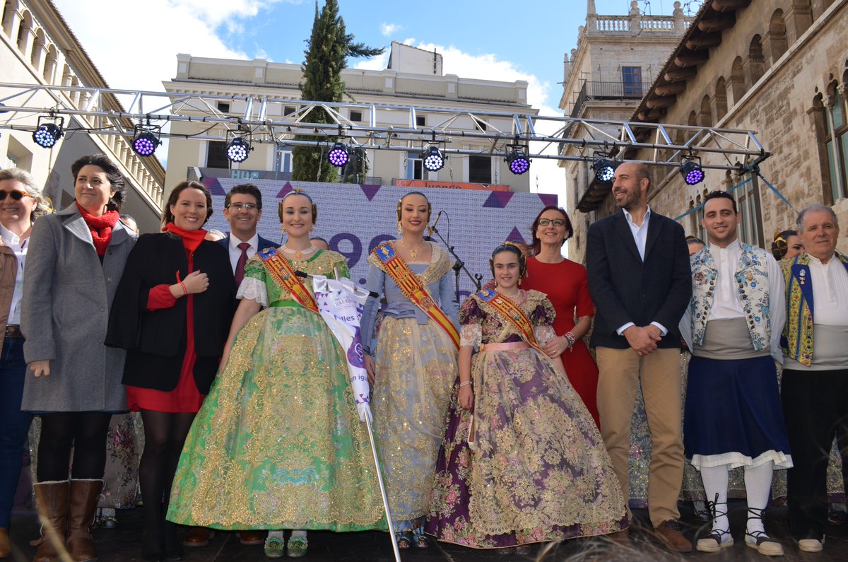 AytoMoncada's tweet photo. Recepción de la @dipvalencia a las Comisiones Falleras #FallesDipu18 🔥#Fallas2018 @JorgeRodrigz_ #Falles2018 @JCF_Valencia "Som igualtat" https://t.co/dfDHzrmRky