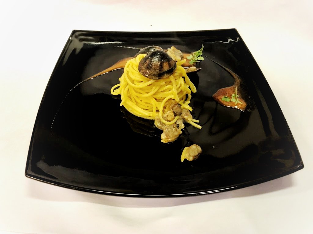 auroramerano's tweet photo. #moltoFino 
 Spaghetti Kamut fatti in casa alle vongole veraci e ristretto al peperone rosso 
••••• 
Hausgemachte Kamut Spaghetti mit Venusmuscheln und Reduktion vom roten Peperoni 

 #Aurora #food #restaurant #bestfood #lecker #hotel #altoadige #südtirol #meran #merano https://t.co/zGIPojwIDD
