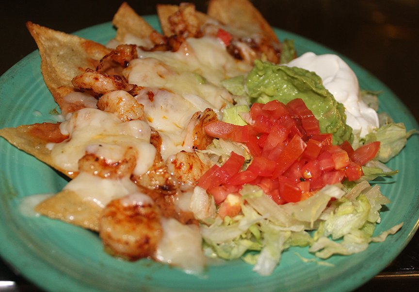 natalitasmexre2's tweet image. Our "Dish of the Week" this week: Shrimp Nachos. Fried tortillas topped with refried beans, Monterrey cheese, shrimp, jalapeno peppers on the side, served with guacamole, sour cream, lettuce and tomatoes. Share this if you have tried this zesty dish! #MexicanFood #TexMex