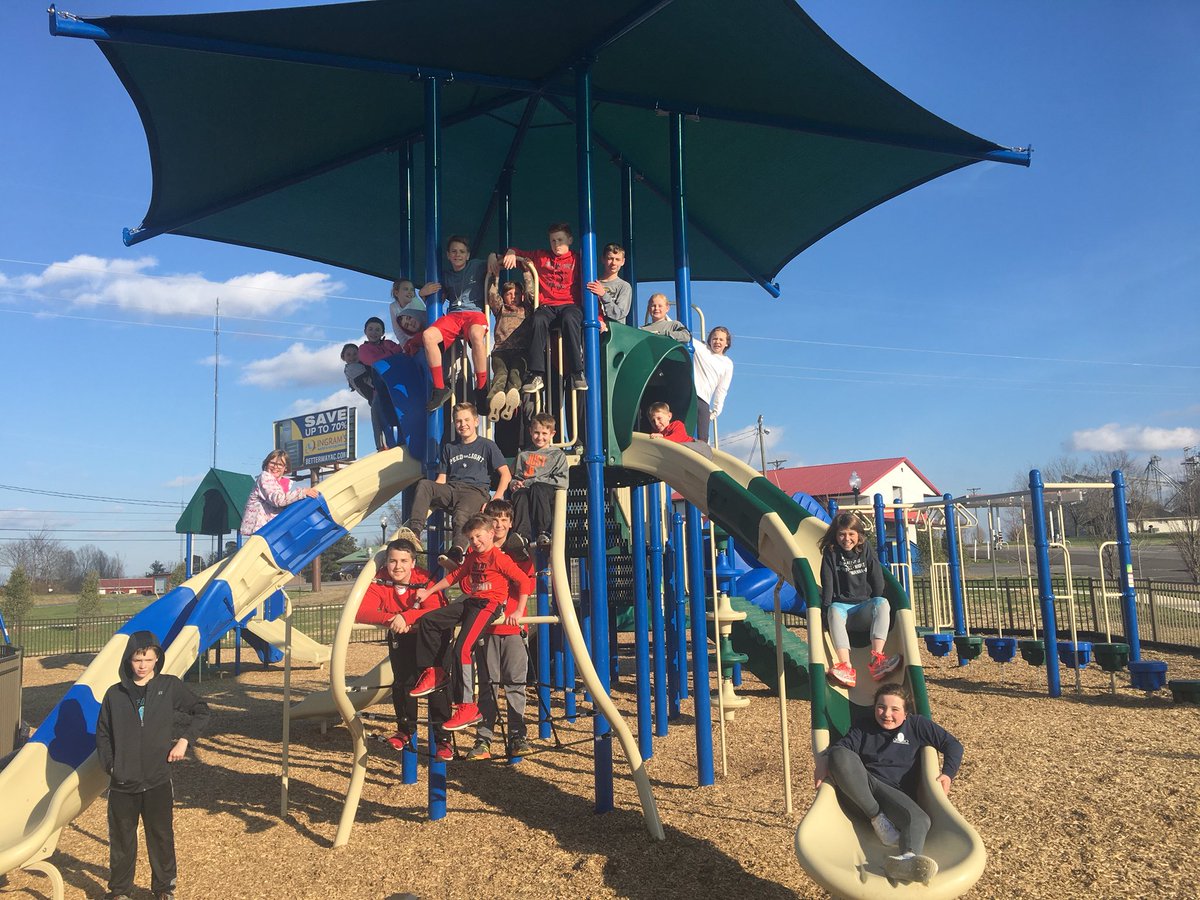 MelGoodEDU's tweet photo. Ready, Set, Run Club took a jog down to Rotary Park for a play break. Amazing feeling every time we see kids playing here!#itstartswithus #UKExtension #smallcountybigpartnership https://t.co/ovpQganDGQ