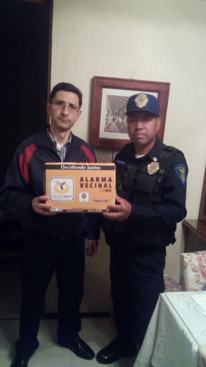 Fer_MercadoG's tweet photo. Estamos trabajando coordinados @SSP_MContreras con @SSP_CDMX en las entregas e instalaciones de alarmas vecinales en hogares y comercios contrerenses ¡seguimos haciendo equipo para dar mejores resultados! #LaNuevaFormadeGobernar https://t.co/7pIifyz5pB