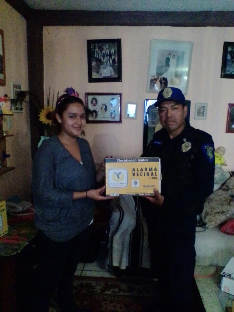 Fer_MercadoG's tweet photo. Estamos trabajando coordinados @SSP_MContreras con @SSP_CDMX en las entregas e instalaciones de alarmas vecinales en hogares y comercios contrerenses ¡seguimos haciendo equipo para dar mejores resultados! #LaNuevaFormadeGobernar https://t.co/7pIifyz5pB
