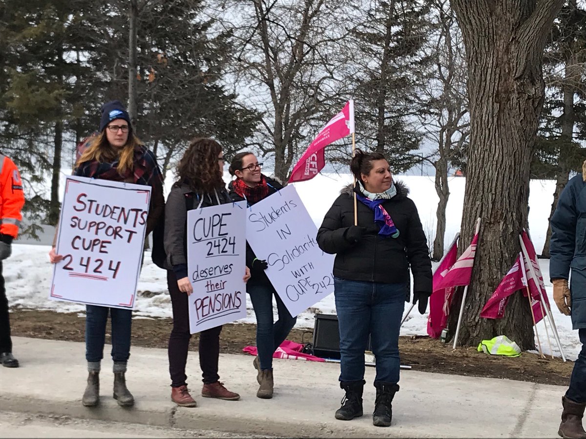 KarenJPerras's tweet image. @CUPE2424 students showing support &amp;amp; #solidarity #BetterTogether #carletonstrike #canlab #carletonU