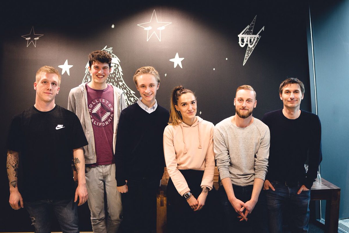 Vielen Dank nochmal an <a href="/EinfachCharles/">Charles</a> und <a href="/EtwasKon/">Konsti</a> von <a href="/tubeconnect/">tubeconnect media</a> für das spannende Mannschaftstraining! Zur Feier des Tages gab es natürlich auch ein heißes Gruppenfoto 🔥#MustHave #teamwork