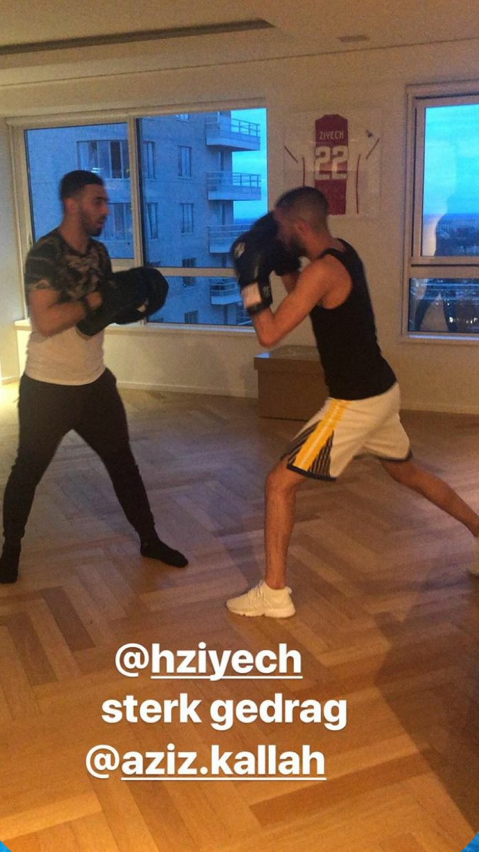 rahafmar's tweet image. صورة من انستاغرام #حكيم_زياش و #عزيز_قلاح تمارين رياضية في البيت #أسود_الأطلس #المغرب #فيفا18 #hakimziyech #WorldCup2018 #Morocco #Maroc 👊👊👍