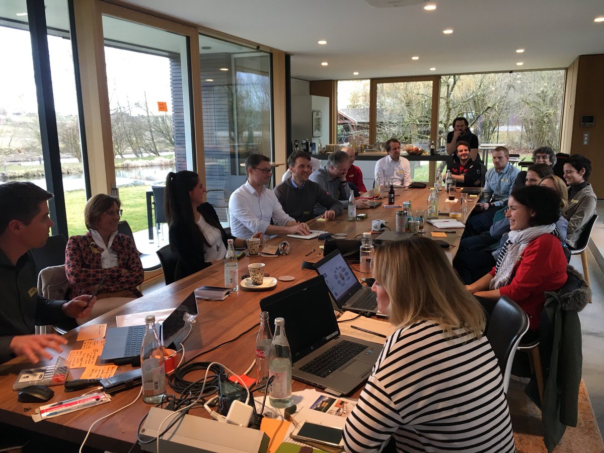 anke_re's tweet photo. Toller Tag heute bei #Audi #audiIT👏 Erst Kickoff Z20 Guidenetzwerk (#NewWork #SocialCollaboration) mit den besten Kollegen überhaupt @AGutzmann @lindhorstchr @AZedelmaier @Tom_Taste @SimonDueckert und vielen weiteren - dann 2. #try.fail.learn night! #Ilovemyjob 💪🤩 https://t.co/RoP4nkmDbB