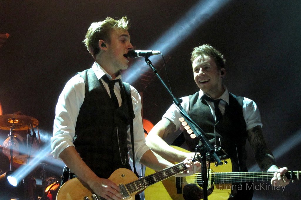 McFlys_Smile's tweet photo. Find someone who looks at you the way danny looks at tom #flones #HappyBirthdayDannyJones https://t.co/qaMNeNSxMX
