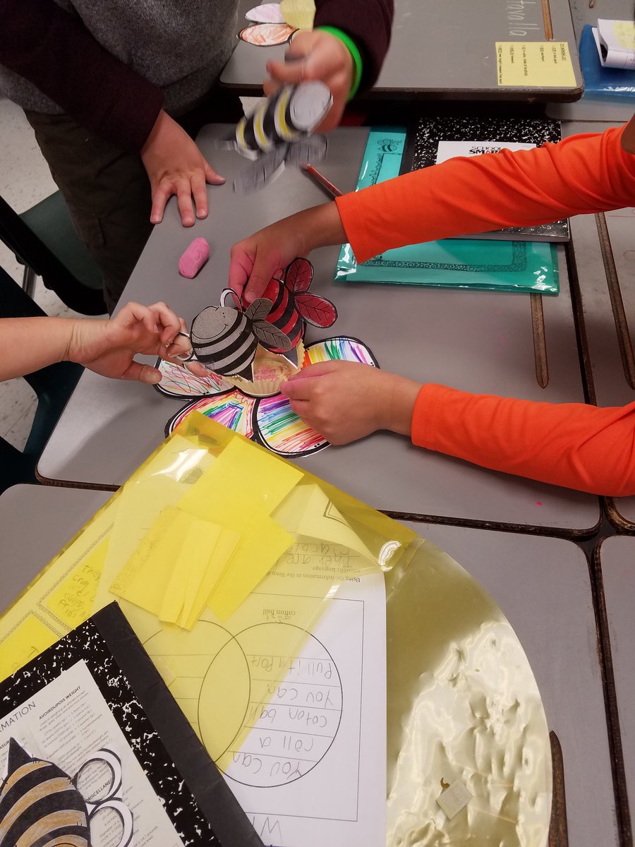 DawnEelman's tweet photo. second grade, room C-09 ...  Pollination simulation!  #bravobburg https://t.co/Ppix3RQsPI