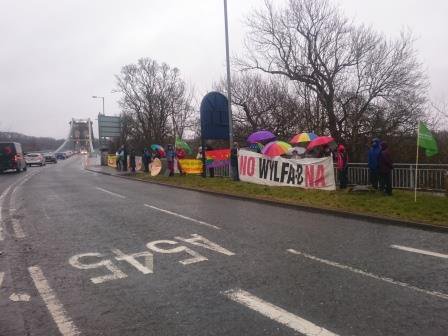 RobatIdris's tweet photo. Diolch i holl gyfeillion PAWB ddaeth at Bont y Borth heddiw. Be ydi mymryn o law?!
Cefnogi ffoaduriaid #Fukushima
Gwrthwynebu #WylfaB
#Niwcs - rhy ddrud, rhy hen ffasiwn, rhy BERYG https://t.co/vgjMPy6elr