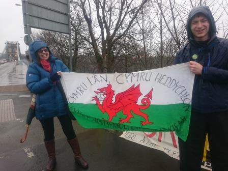RobatIdris's tweet photo. Diolch i holl gyfeillion PAWB ddaeth at Bont y Borth heddiw. Be ydi mymryn o law?!
Cefnogi ffoaduriaid #Fukushima
Gwrthwynebu #WylfaB
#Niwcs - rhy ddrud, rhy hen ffasiwn, rhy BERYG https://t.co/vgjMPy6elr