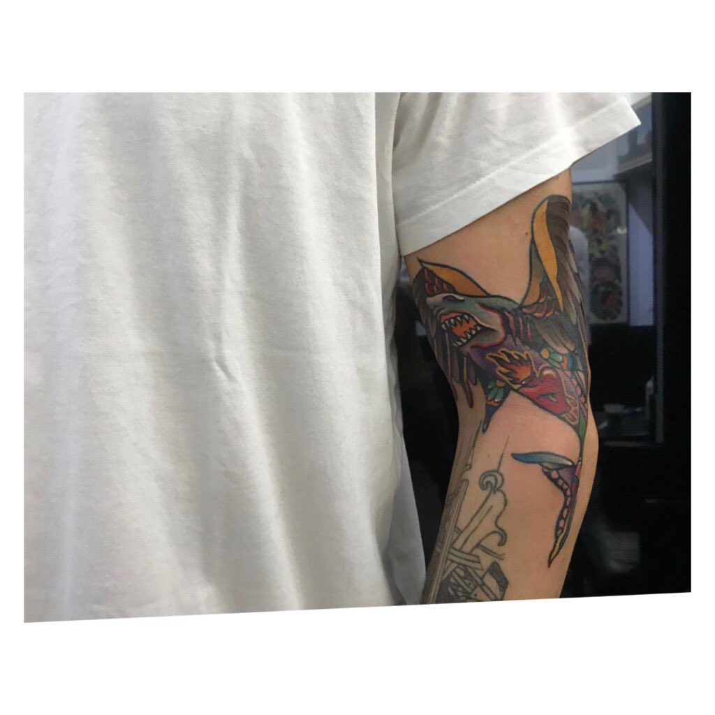 MattiaBriga's tweet image. Resterò con te
Fino a quando, poi
Tutti questi squali intorno a noi
Non avranno ali
E se ne andranno via
Senza nostalgia
Sempre più lontani 🦈

#BrigaNewAlbum
#SeTiSbranasseroGliSquali
📘 #Novocaina