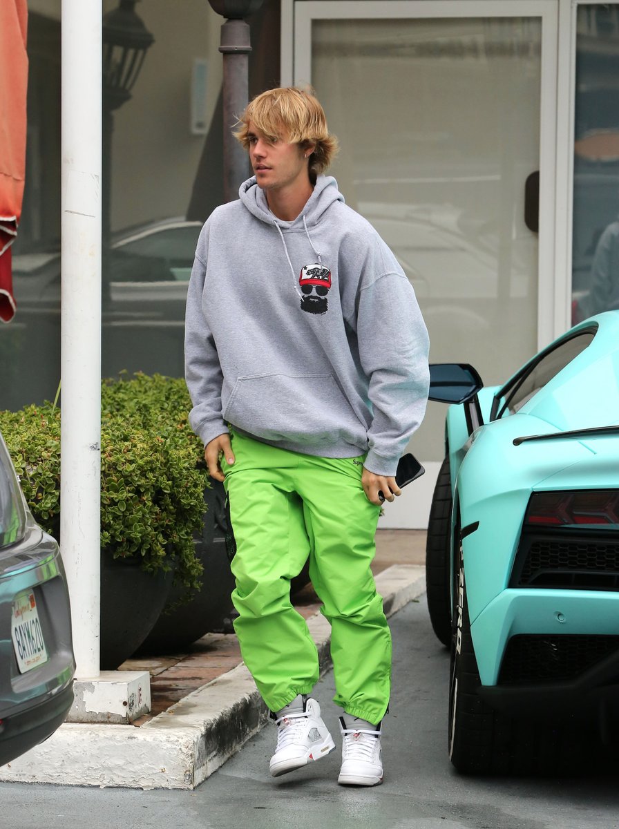 jbcrewgreece's tweet photo. March 11: More photos of Justin spotted out in West Hollywood, California. https://t.co/6AOF7KrLfj