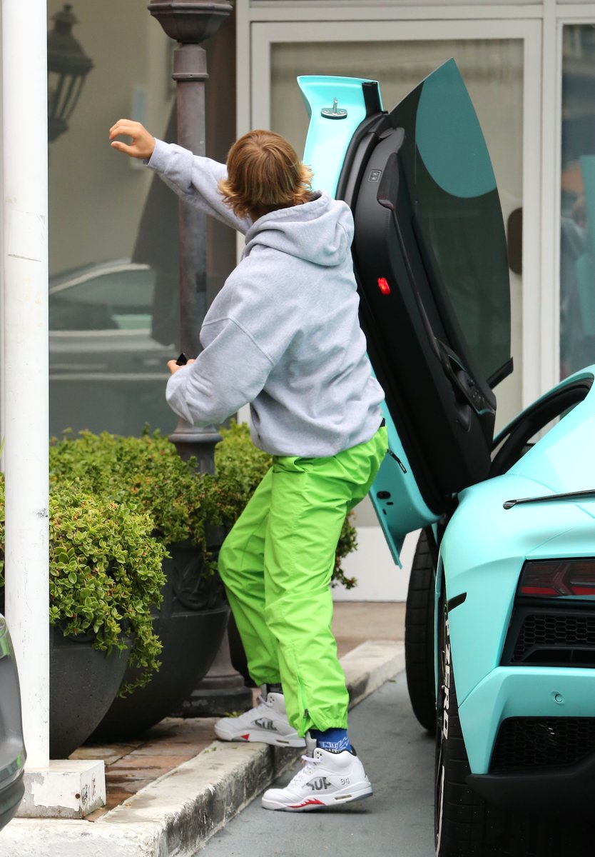 jbcrewgreece's tweet photo. March 11: More photos of Justin spotted out in West Hollywood, California. https://t.co/vePTk4vAe3