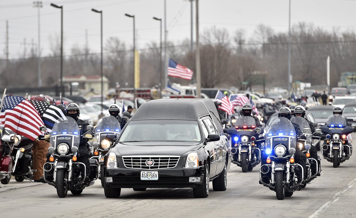 JTOYOSHIBA's tweet photo. More than 100 law enforcement vehicles escorted slain Clinton police officer Ryan Morton to be laid to rest. #ClintonPD https://t.co/5amieIq4C7 https://t.co/9LbnmuQESc