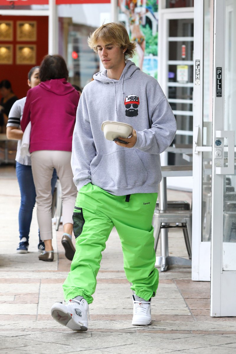 jbcrewgreece's tweet photo. March 11: More photos of Justin spotted out in West Hollywood, California.
//Περισσότερες φωτο του Justin στην Καλιφόρνια! https://t.co/UEMrkr4EFV