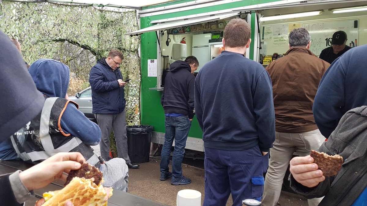 VroooomAutos's tweet photo. Popped into @carls_burgers today for some yummy food if it's 1 place I would recommend it would be there, especially when a place is busy #verybusy #happypeople #m25 #junction23 #southmimmsservices https://t.co/b3tJtiLJMc