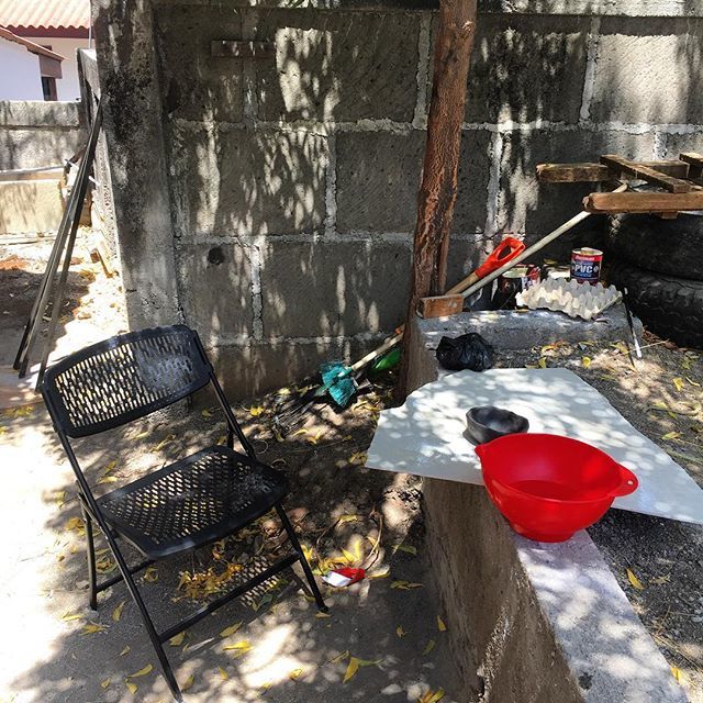Craft4Community's tweet image. Here’s the pottery studio for the day!  Making experimental with for a huge pit fire next week!  Hopefully these little pots make it! #nicaragua #pitfire #makepottery #homestudio #makeartinnicaragua #travelingartist #travel #traveltolearn #authentic #aut… ift.tt/2p23423