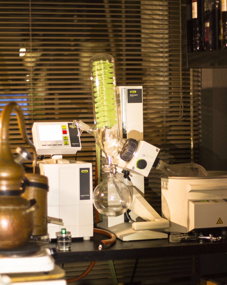 En el primer día del curso completo de Coctelería Evolutiva toca destilar... I love this game!!! <a href="/L_Xperience/">Liquid Experience</a> #aprendeentendiendo #aprendeaaprender #liquidexperince #potstill #destilacion #formacion