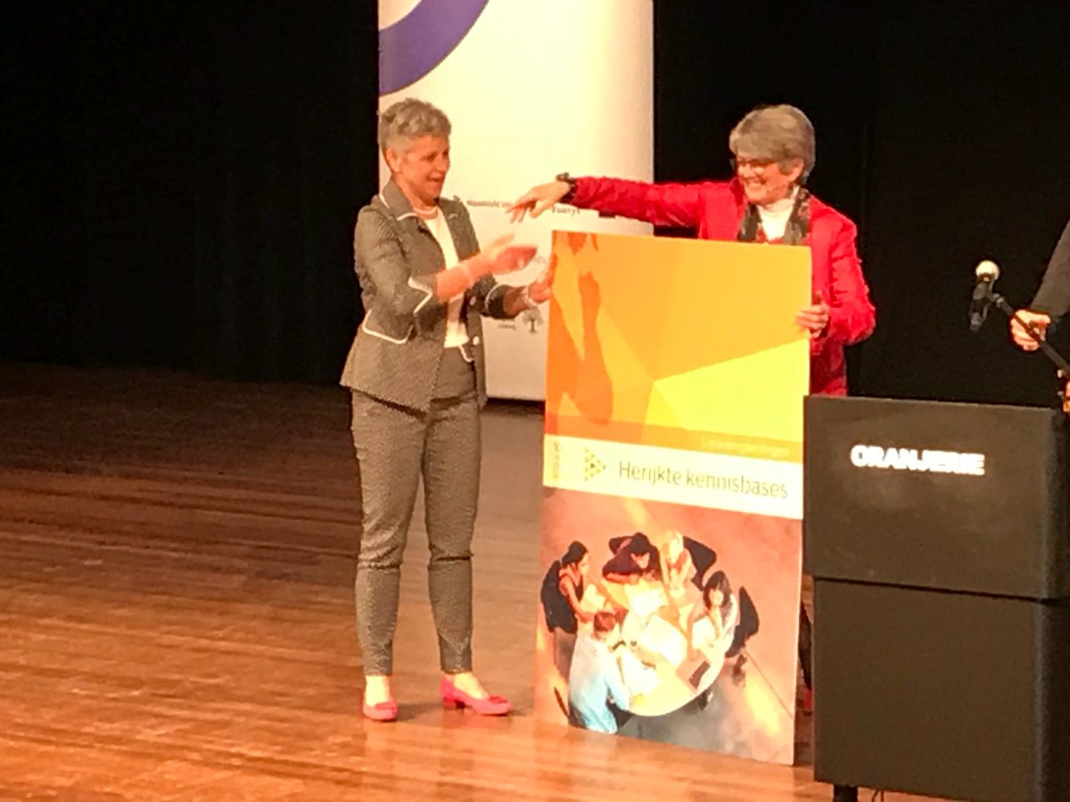 Lerarenopleider's tweet photo. Ans Buys @ansbuys overhandigt Voorzitter VELON Miranda Timmermans @MiraTimm en Menno Pistorius symbolisch een exemplaar van de herijkte kennisbasis voor leraren @10voordeleraar @VELON2018 #VELON2018 https://t.co/Ci2ywT2HkK