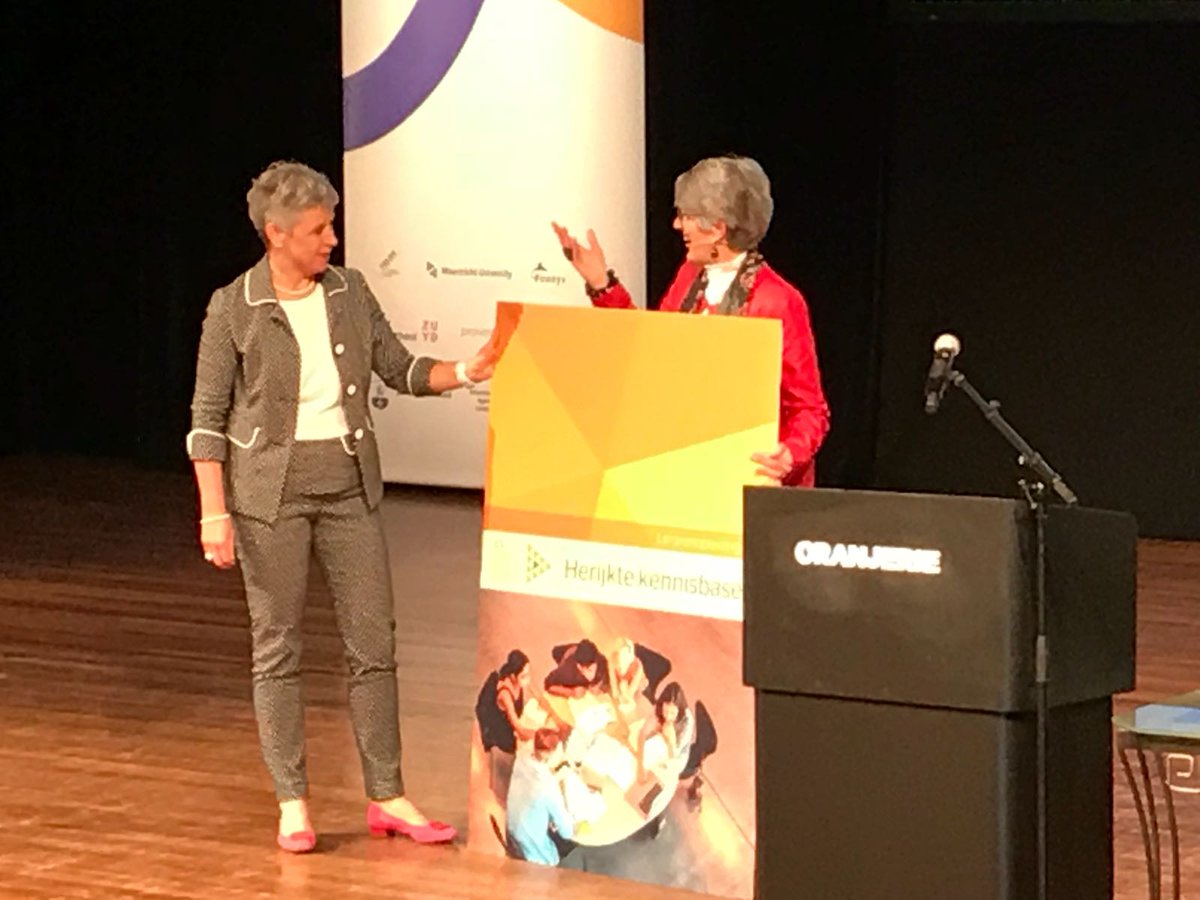 Lerarenopleider's tweet photo. Ans Buys @ansbuys overhandigt Voorzitter VELON Miranda Timmermans @MiraTimm en Menno Pistorius symbolisch een exemplaar van de herijkte kennisbasis voor leraren @10voordeleraar @VELON2018 #VELON2018 https://t.co/Ci2ywT2HkK