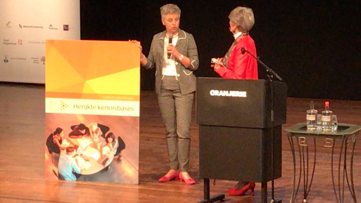 Lerarenopleider's tweet photo. Ans Buys @ansbuys overhandigt Voorzitter VELON Miranda Timmermans @MiraTimm en Menno Pistorius symbolisch een exemplaar van de herijkte kennisbasis voor leraren @10voordeleraar @VELON2018 #VELON2018 https://t.co/Ci2ywT2HkK