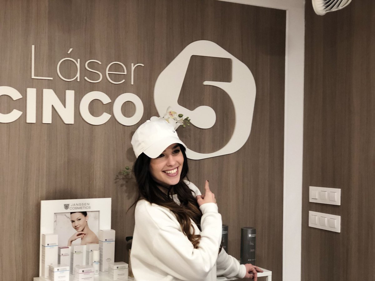 laser5depila's tweet photo. ¿Habéis visto quien nos ha visitado en #laser5 Valladolid?!! la simpatiquísima @Jennifer__Lara 😀😀😀!! #Valladolid, #Gijon, #Noia, #DepilacionLaser, #Cavitacion, #Radiofrecuencia, #SinUnPelo https://t.co/ctlinDgI3m