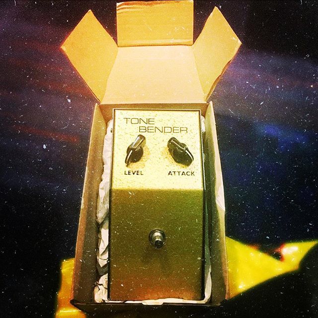 CleanCutKid's tweet photo. Just figured out what’s in that suitcase in Pulp Fiction. @macaris_official @ghost_effects #thanksant 🐜 https://t.co/i8tdR1sOYE https://t.co/ym1Kl9Wkm6