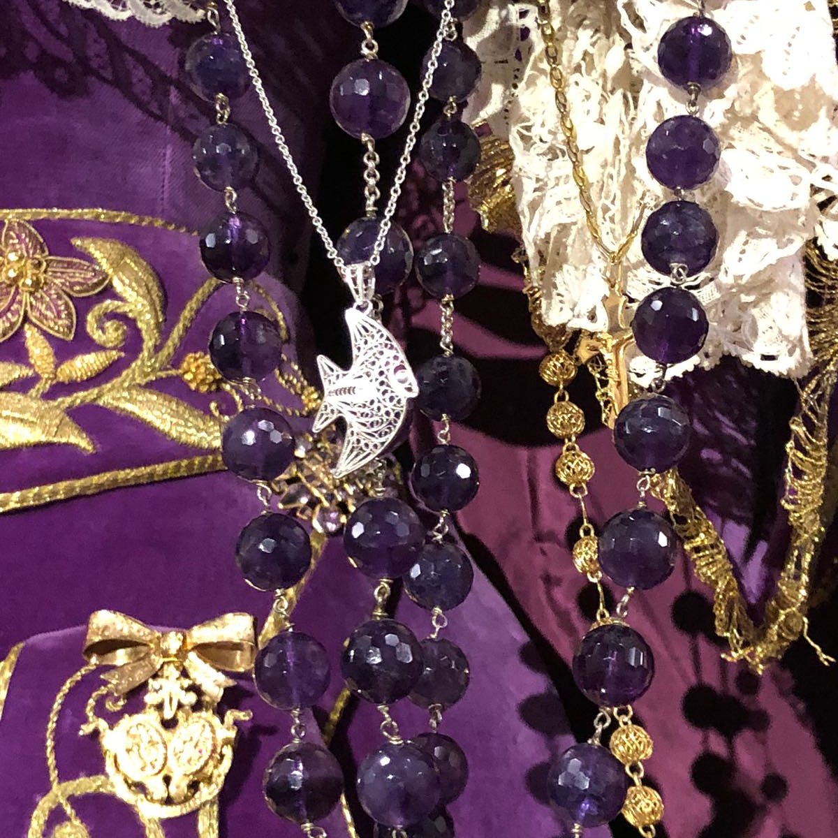 La Virgen de la Misericordia recibió  bajo su amparo el alma del niño Gabriel Cruz de Almería. Como gesto de amor y en memoria del joven, lucirá en su mano, para el Quinario, un pequeño pez que ha simbolizado la vida de este niño. D.E.P. #todossomosgabriel🐟  #pescaito