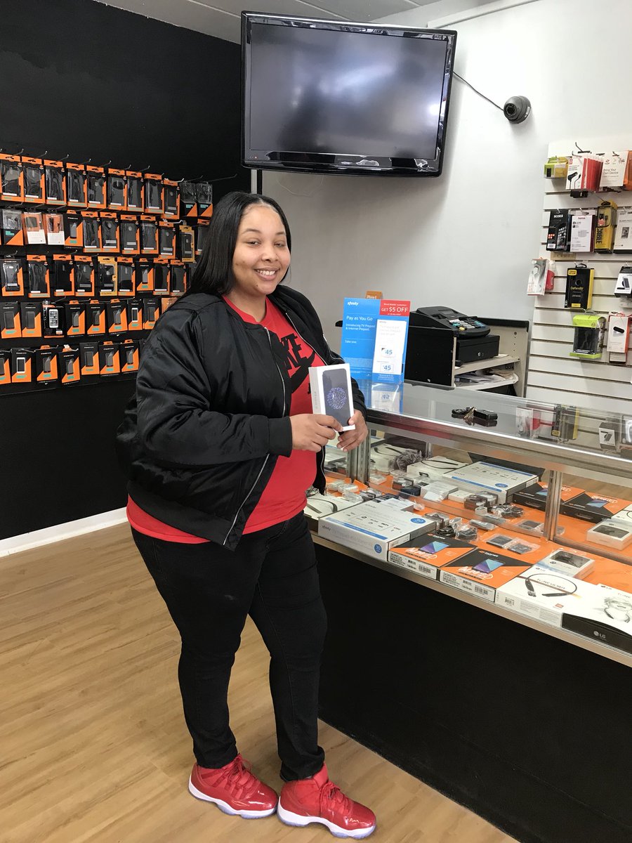 nulinegreen's tweet photo. Welcome to Boost Mobile and #TeamiPhone @dayalasprint1 @boostmobile @AmyBoost https://t.co/7HlcLCnAVh