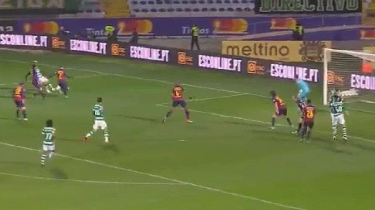 SportingFiltro's tweet photo. Bas Dost com os 2 pés atrás da linha, Jogador do Chaves com 1 na linha. Não há fora de Jogo! https://t.co/Z4yiAcbonS #Confrontoscomaverdade #BasDost #Chaves https://t.co/2GqY7PDPNL