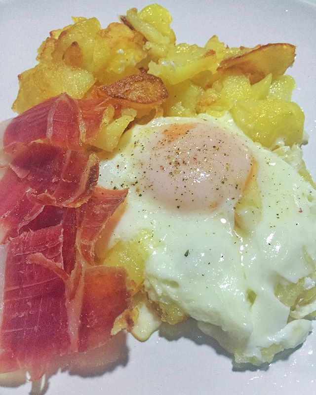 ana_cocinitas's tweet photo. B a s i c M o n d a y s 💥
Huevo frito con mezcla de pimientas por encima, jamón y patatas.. Alguien quiere añadir algo más a este combo? 🔥
Buenas noches! 🌙
.
.
.
#jamon #huevofrito #patatasfritas #hamandegg #anacocinitas #friedchips https://t.co/aB98mCSQOX https://t.co/l5jsbdEMHz