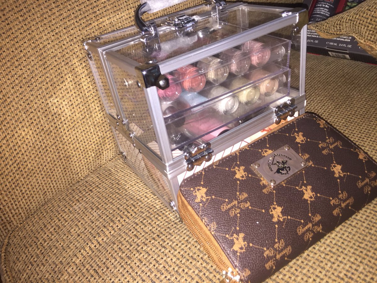 BreAnnaDaigle's tweet photo. My Momo Cindy is Mississippi sends me gifts EVERY holiday. These are my Valentines gifts ❤️ https://t.co/XUfa5XAz0o