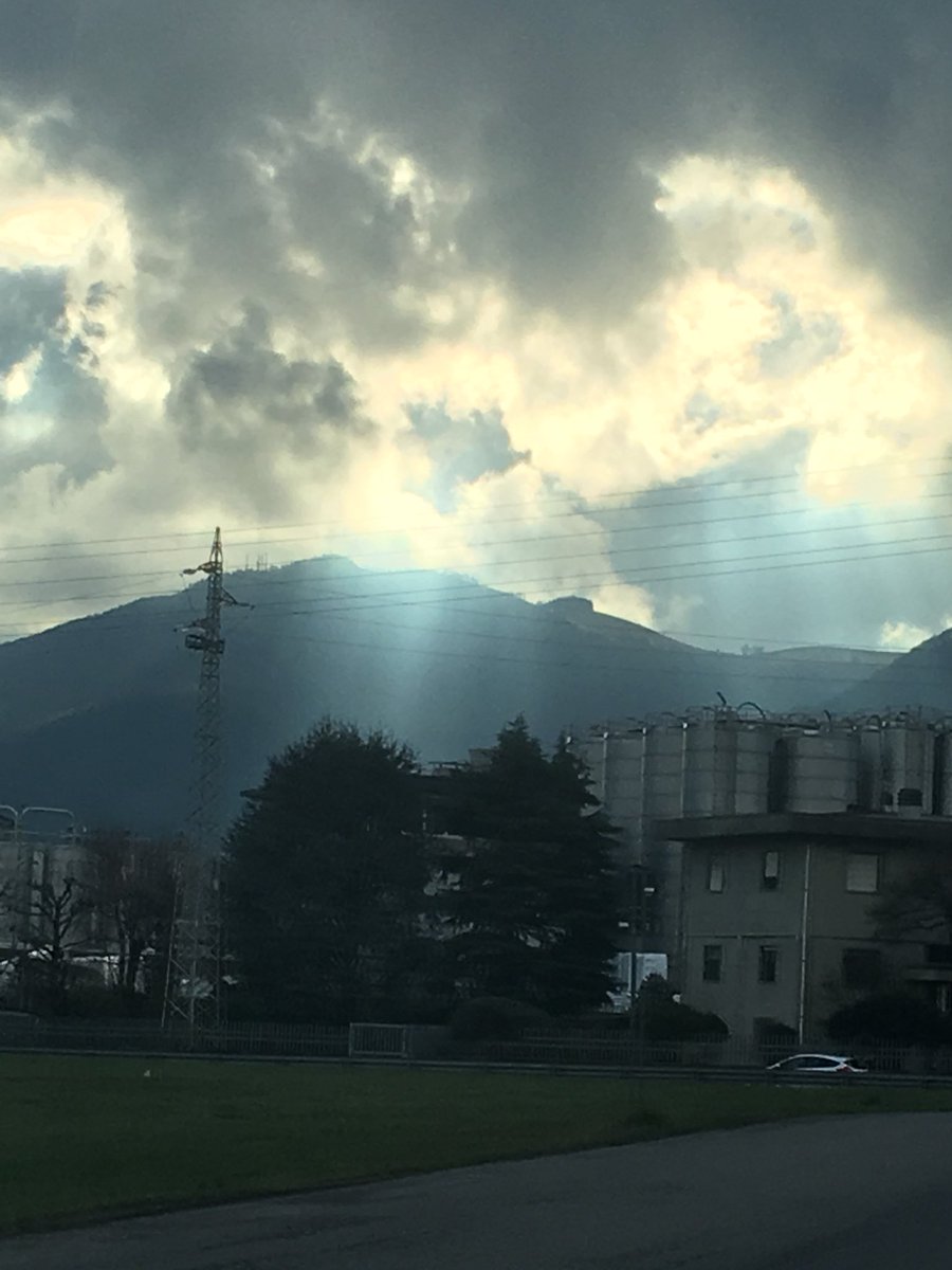 Il calore diventa brivido e appiana. 

Si posa e si adagia

È grazia e provvidenza contagiosa 

Un borgo in alto che custodisce la montagna dei tuoi passi 

Ovunque canta e scivola giù fino al pane del tuo ventre 

#PiccoleSrorieDAmoreInventate