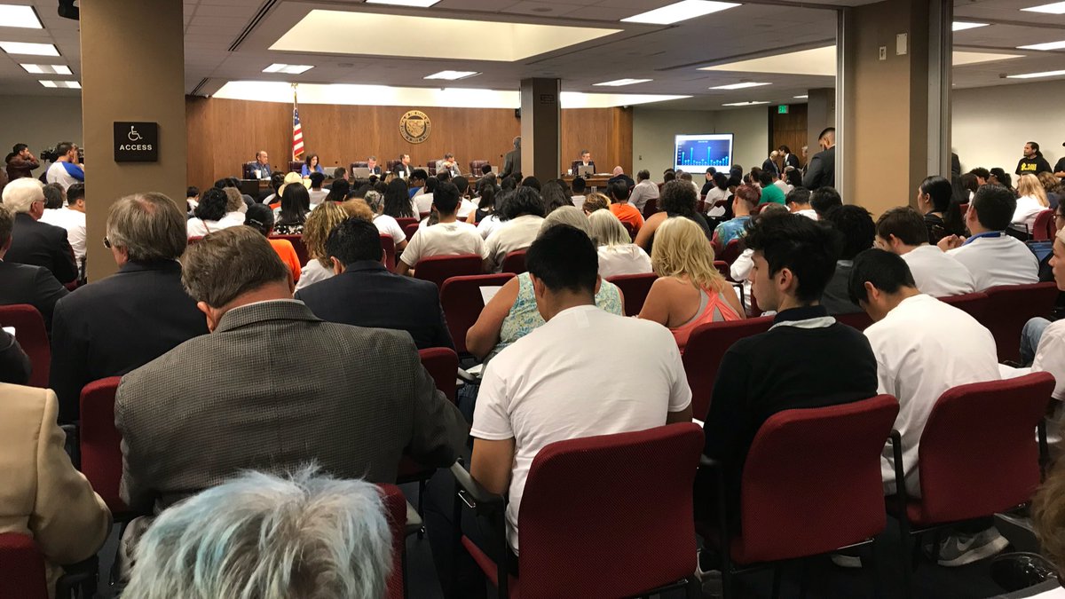 LUCHA_AZ's tweet photo. ๐ด Close to 200 community members who are voters, business owners, workers, union members standing in solidarity against bill #HCR2028 sponsored by Speaker @JDMesnard ! #HandsOffProp206 #Prop206Works https://t.co/OrPhSplZQK