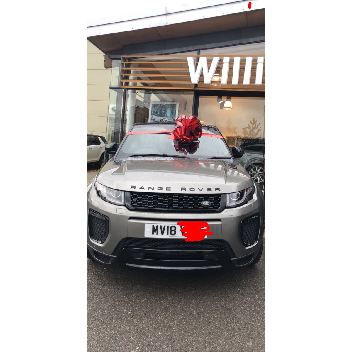 _aishvx's tweet photo. Today I made one of my dreams come true!! To own a Range Rover by the age of 21 😭😭😭 so grateful! Alhamdullilah. Hard work pays off ❤️ https://t.co/KvE1MCpuOP