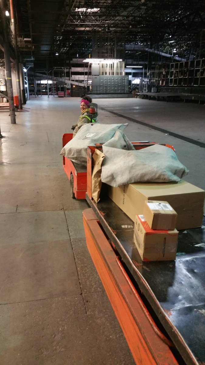 tybueter7100's tweet photo. #CaughtSafely 8419 SLC Day Sort employee Kamille Gould caught working safely. Great job looking back and honking before moving the Tug and Train. Thank you for working safe and setting the safe example. Keep up the great work! @UTHub_BrianW @DesertMTUPSers  @ExperienceUPS https://t.co/vRs6lokFTf