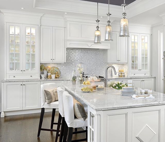 A timeless design featuring @corbettlighting Argento pendants. Design by the amazing @reginasturrock ✨